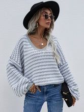 Lade das Bild in den Galerie-Viewer, Sarika™ | Gestreifter lockerer Pullover mit V-Ausschnitt
