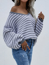 Lade das Bild in den Galerie-Viewer, Sarika™ | Gestreifter lockerer Pullover mit V-Ausschnitt
