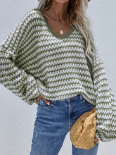 Lade das Bild in den Galerie-Viewer, Sarika™ | Gestreifter lockerer Pullover mit V-Ausschnitt
