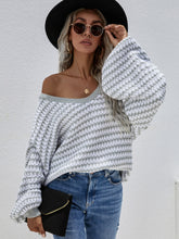 Lade das Bild in den Galerie-Viewer, Sarika™ | Gestreifter lockerer Pullover mit V-Ausschnitt
